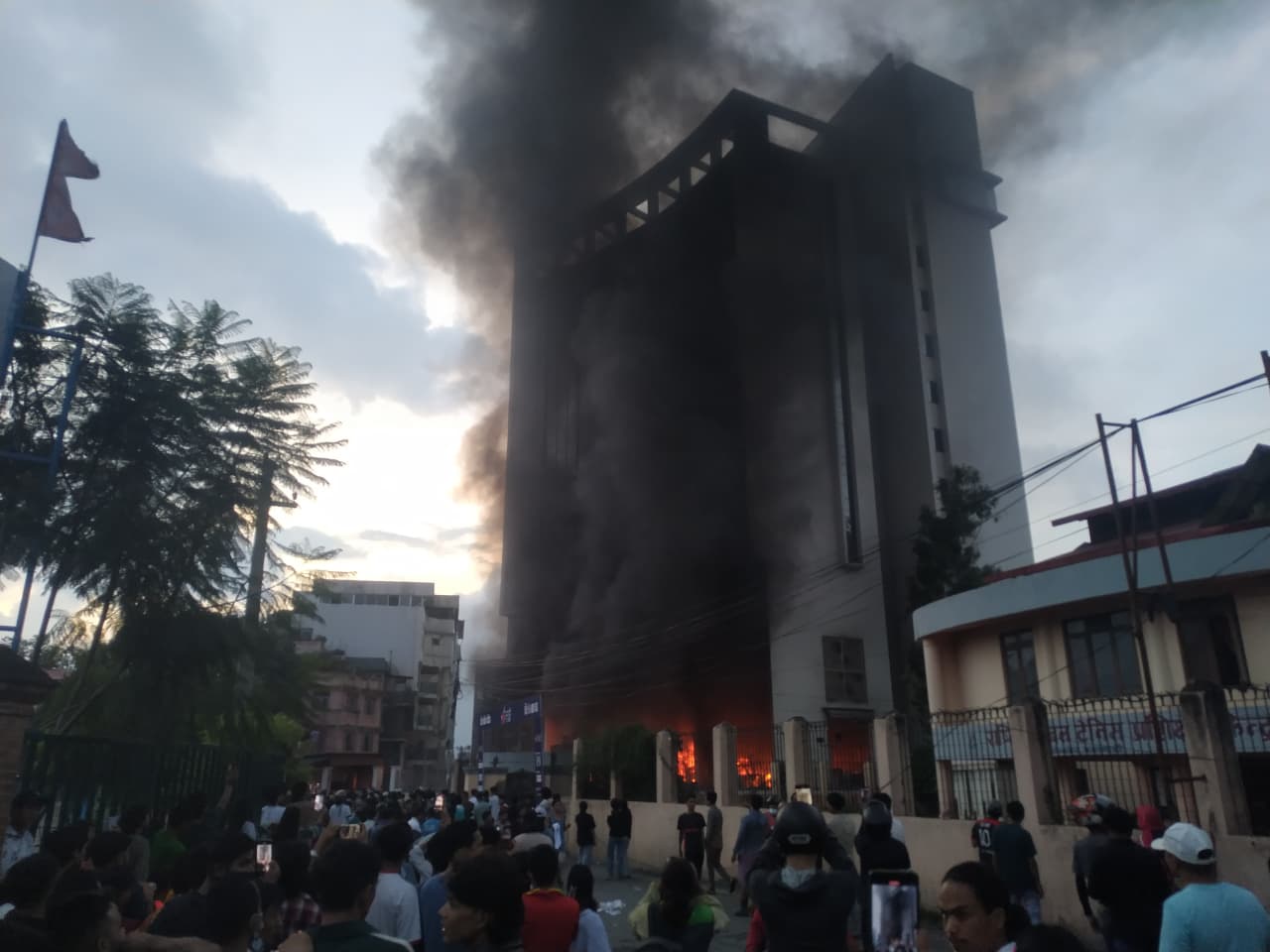 सीसीटिभी फुटेजसहित तोडफोड, आगजनी र डकैती गर्ने विरुद्ध एनसेलले प्रहरीमा उजुरी दियो