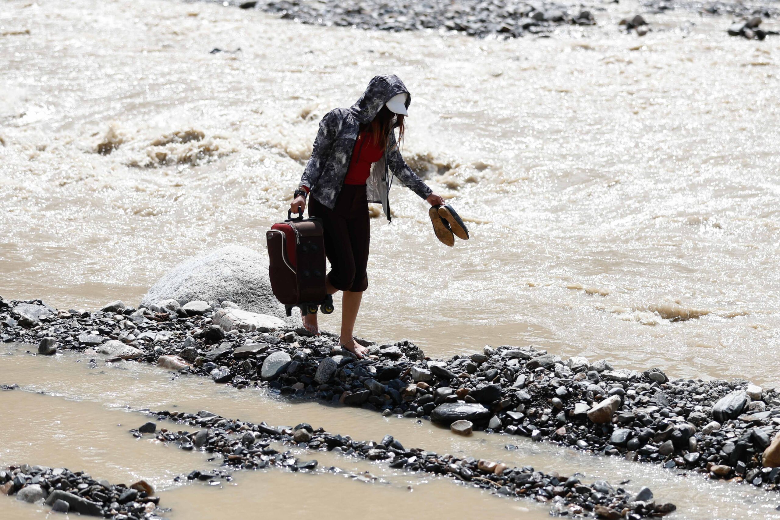 रोशी खोलामा बहाव बढेपछि बिपी राजमार्गमा सवारी आवागमन बन्द