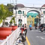 सिंहदरबार वरिपरिका क्षेत्रमा सडक रङरोगन गर्ने काम सुरु