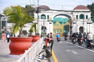 सिंहदरबार वरिपरिका क्षेत्रमा सडक रङरोगन गर्ने काम सुरु