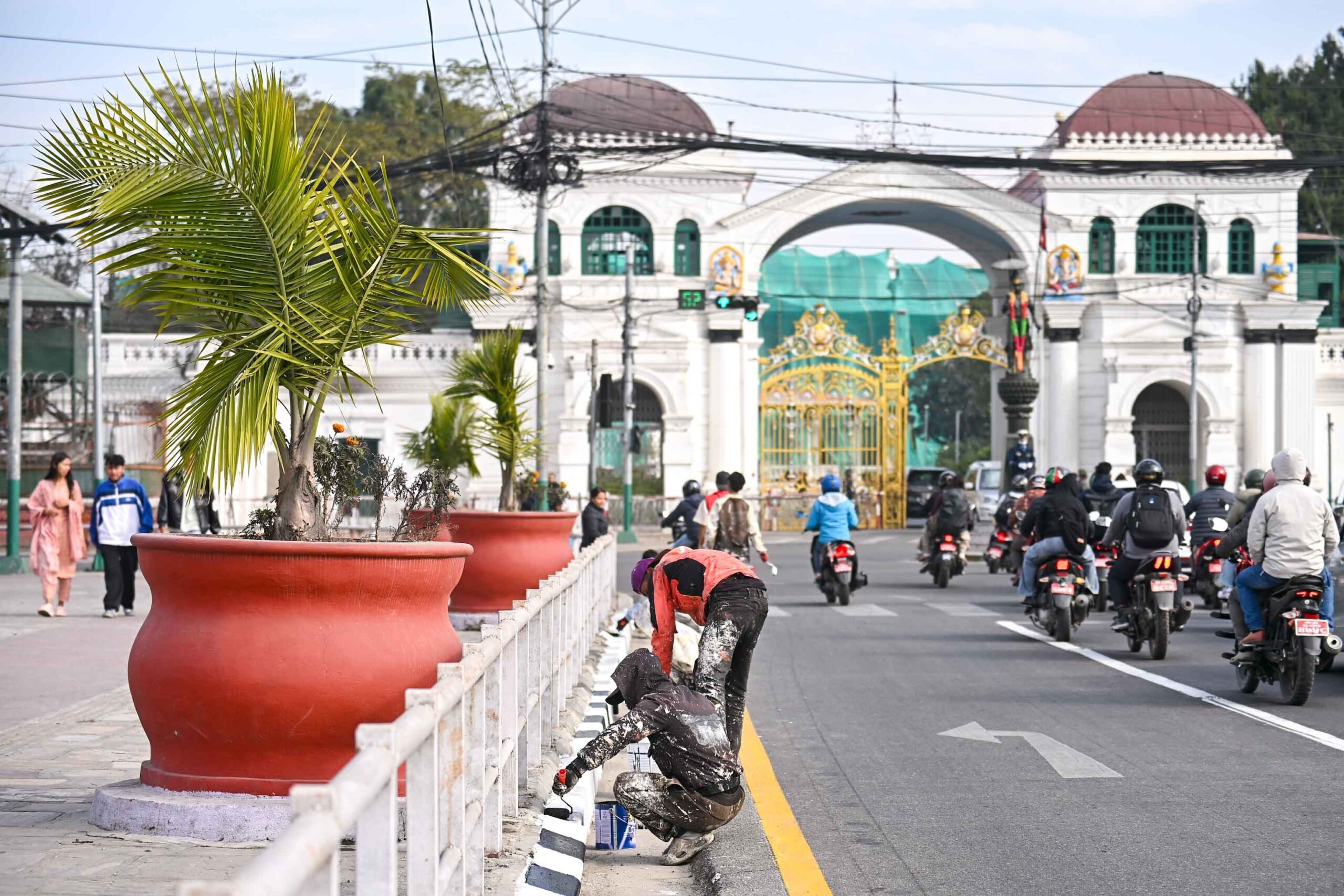 सिंहदरबार वरिपरिका क्षेत्रमा सडक रङरोगन गर्ने काम सुरु