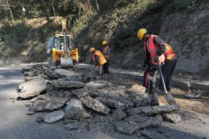 नागढुङ्गा नौबिसे सडक बन्द गरी स्तरोन्नतिको काम सुरु (भिडियोसहित)