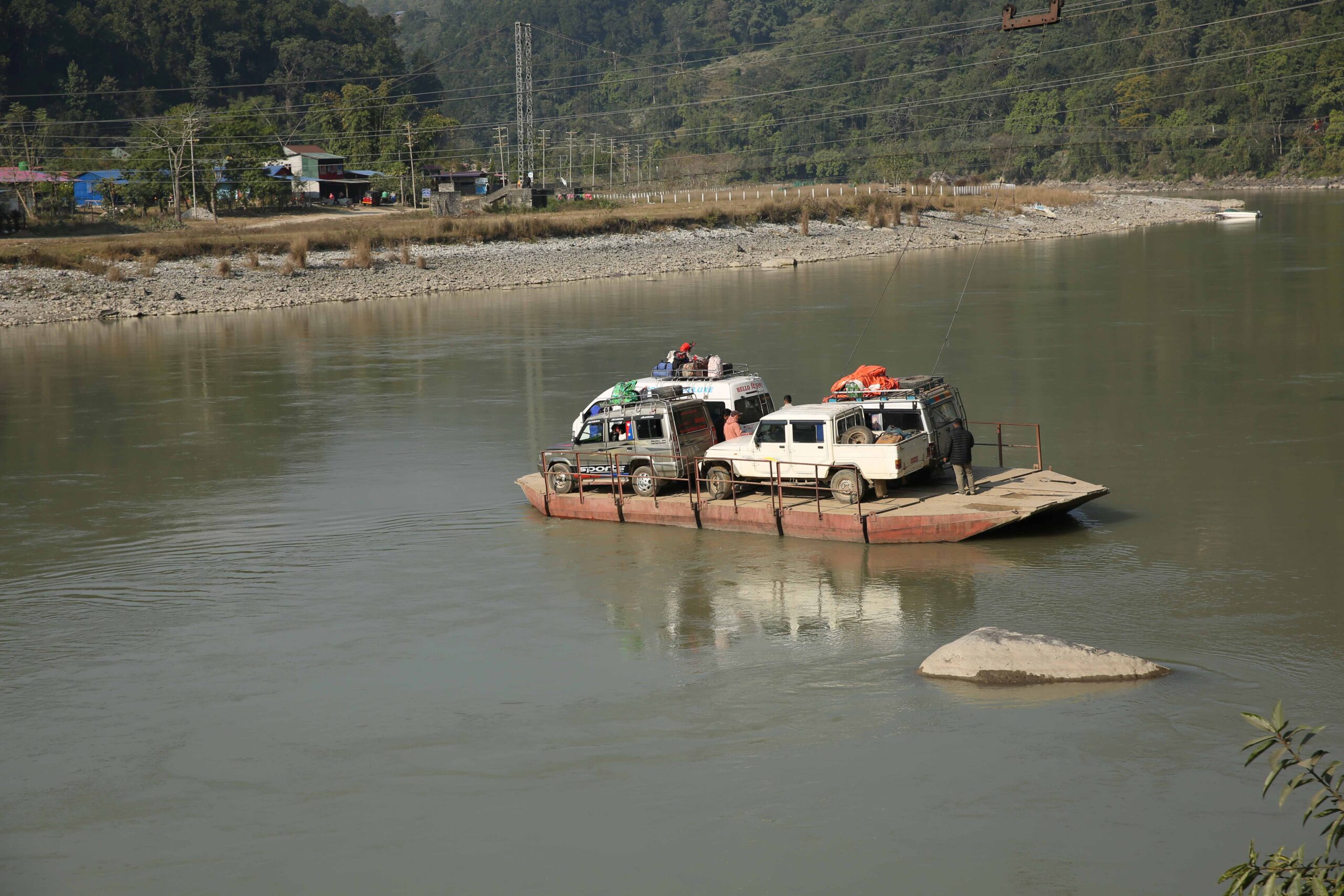 भोजपुर सङ्खुवासभा जोड्ने अरुण नदीमा पक्की पुल नहुँदा नागरिक हैरान, फेरीको सहारामा दैनिकी