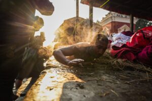 पनौतीस्थित त्रिवेणी नदिमा स्नान माधवनारायण स्वस्थानीको ब्रत बसेका ब्रतालुहरू