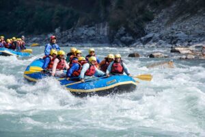 भोटेकोसी नदीमा हिउँदको कठ्याङ्ग्रिने चिसोमा पनिमा राफ्टिङको साहस