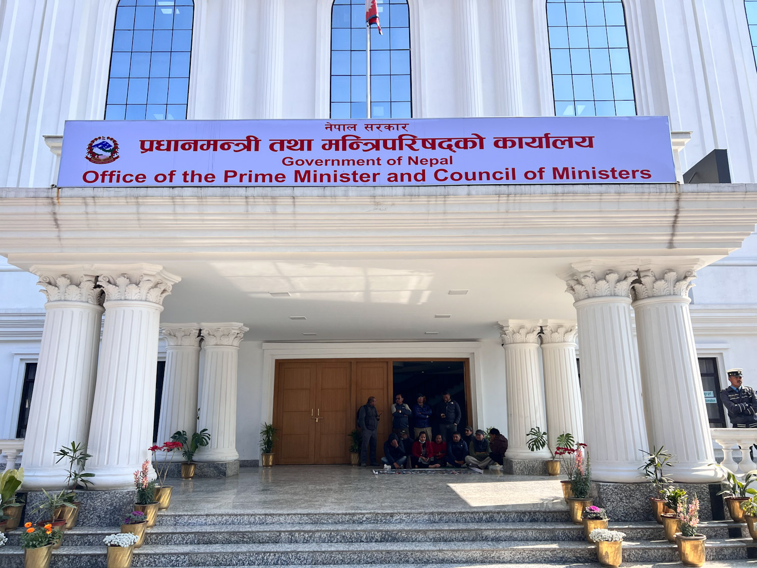 जेन्जी घाइते र शहिदको परिवारले आफ्नो माग पूरा नभएको भन्दै प्रधानमन्त्री कार्यालयको ढोकामा धर्ना