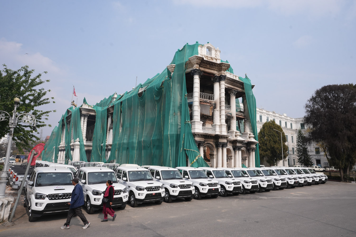 सिंहदरबार जलेको भवन अगाडि भारतले चुनावका लागी दिएका गाडीहरु पार्किङ