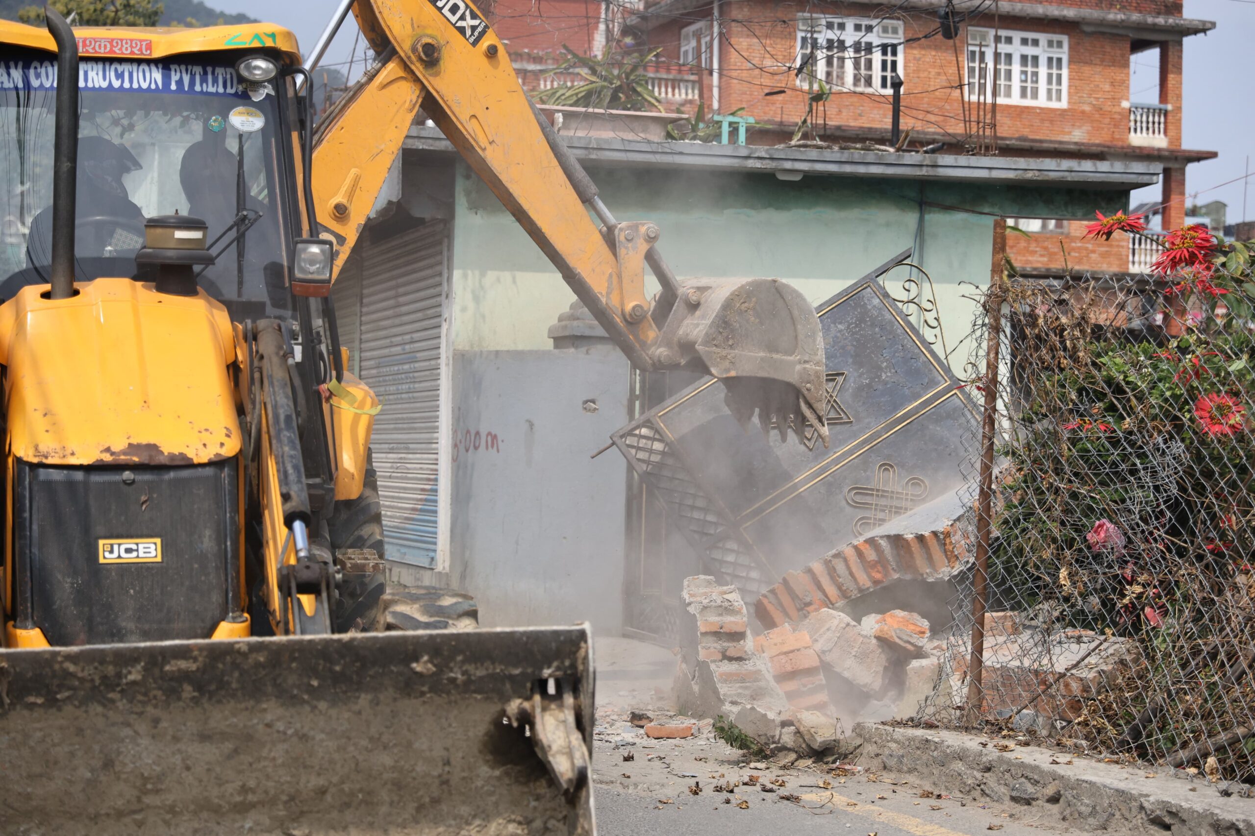 काठमाडौं –१६ र तारकेश्वर–११ को सीमामा अवस्थित महादेव खोला किनारमा बनाइएको संरचनामा उपत्यका विकास प्राधिकरणले चलायो डोजर
