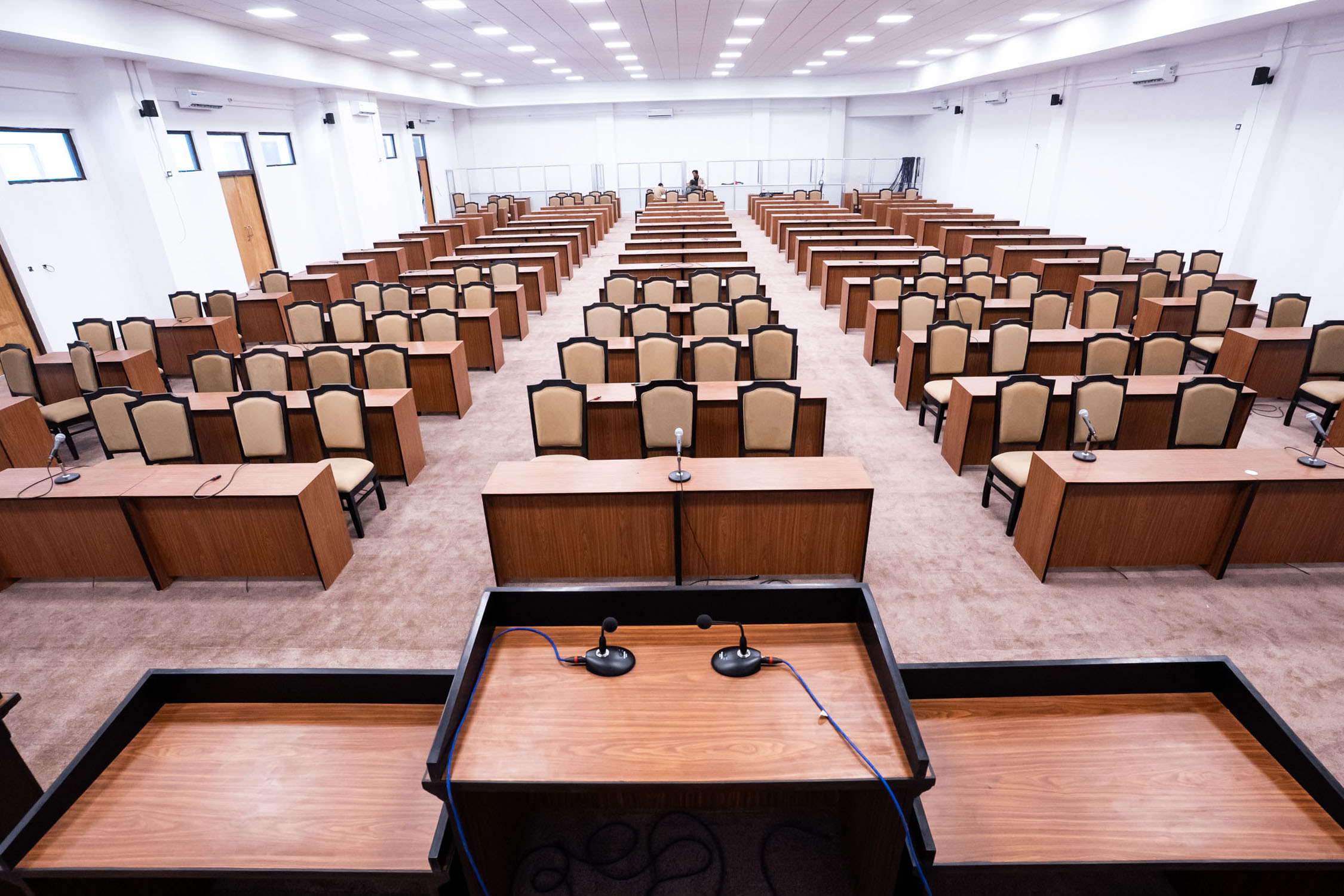 सिंहदरबारभित्र निर्माणाधीन संसद् भवनमा नवनिर्वाचित सांसदहरूको शपथग्रहणका लागि अस्थायी हल अन्तिम चरणमा