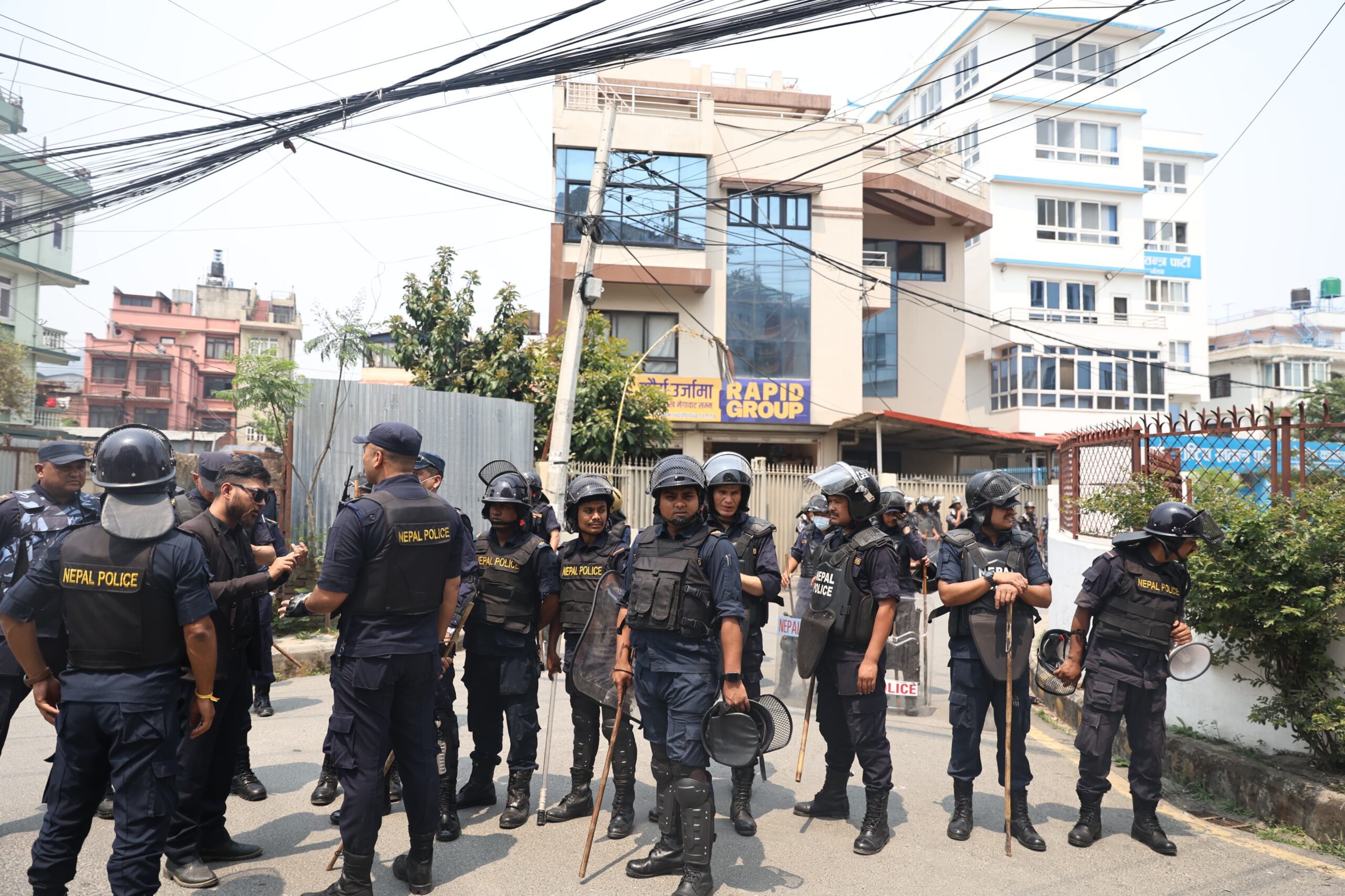 डोजर रोक्न माग गर्दै सुकुम्बासी रास्वपा कार्यालयमा, सुरक्षा कडा