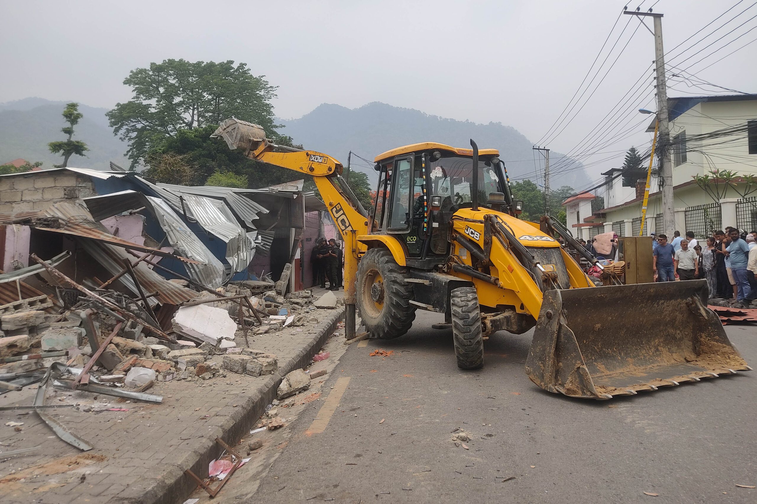 बुटवलस्थित उच्च अदालतको अतिक्रमित संरचना हटाउन थालियो