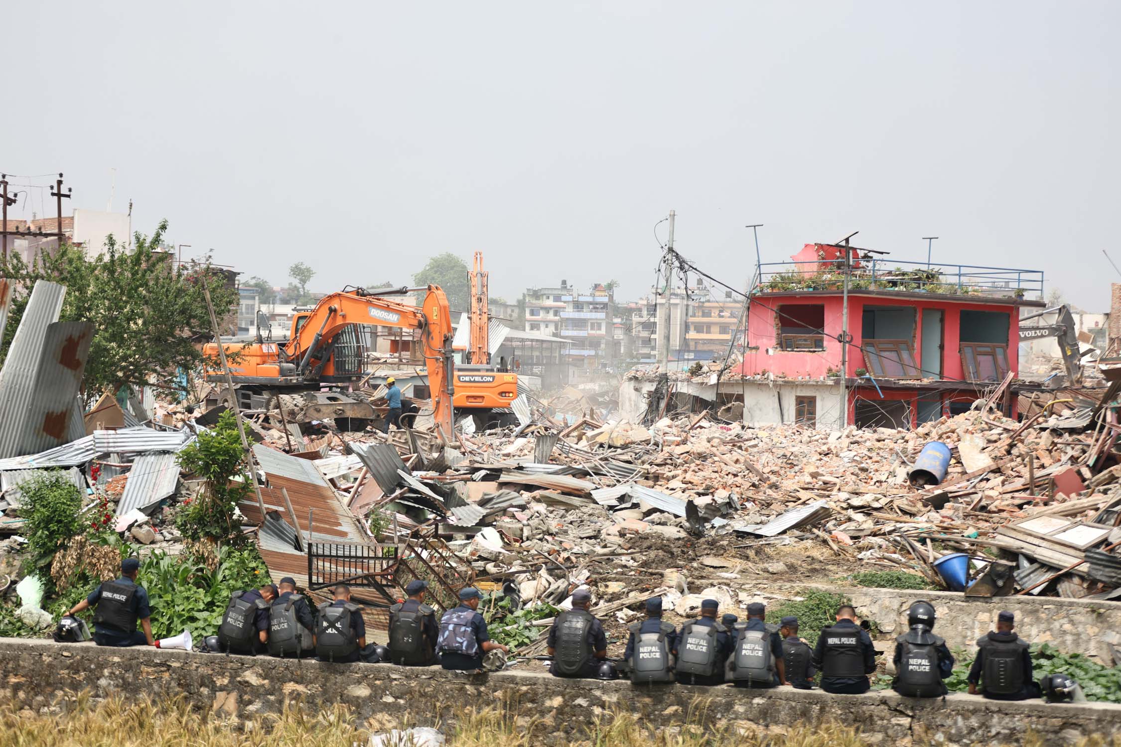 आज पनि भत्काउदै मनोहराको सुकुम्बासी बस्ती, तस्बिरहरु