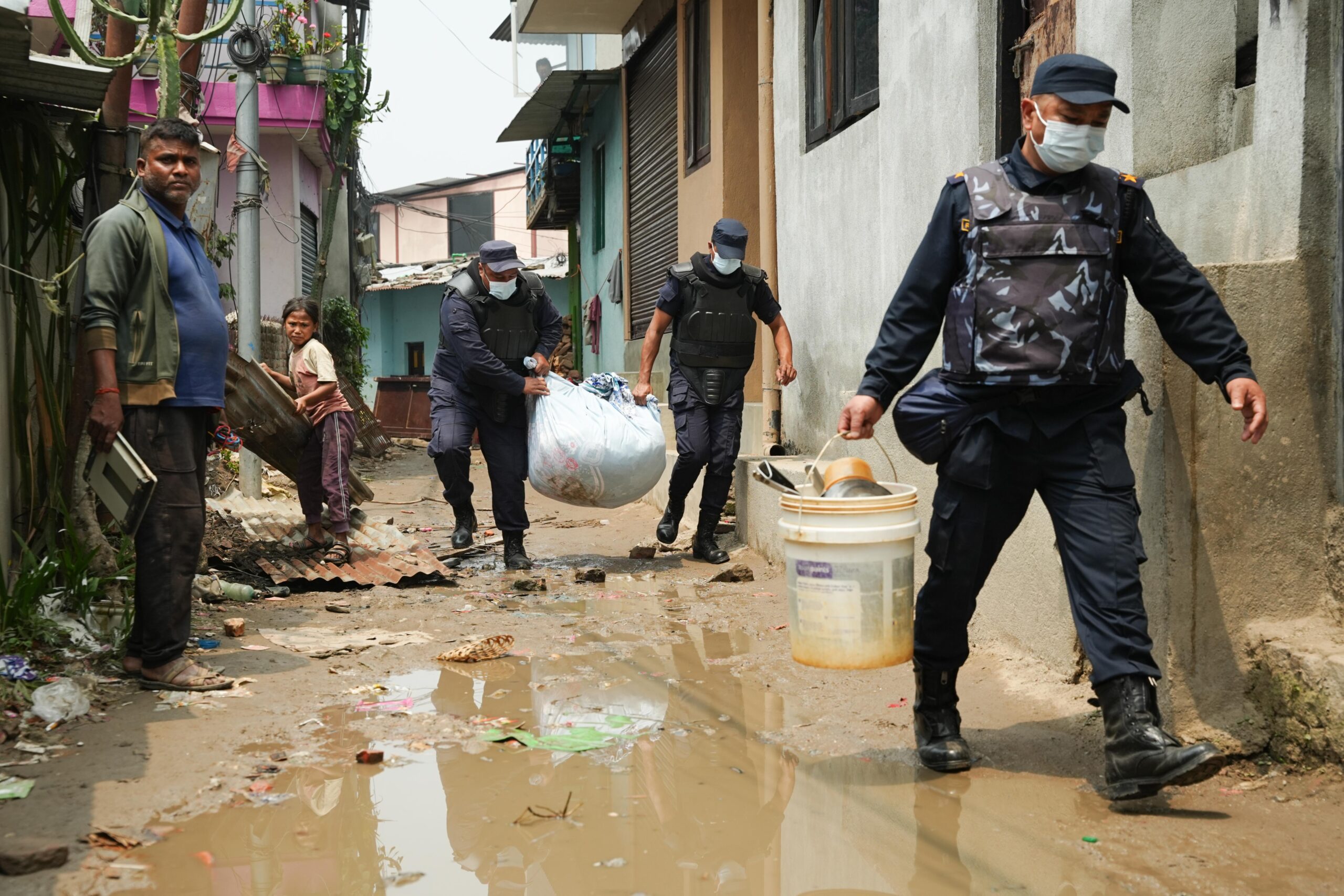 मनोहरा सुकुम्बासी बस्तीमा चल्यो डोजर, सामान निकाल्न सहयोग गर्दै नेपाल प्रहरी र सशस्त्र प्रहरी