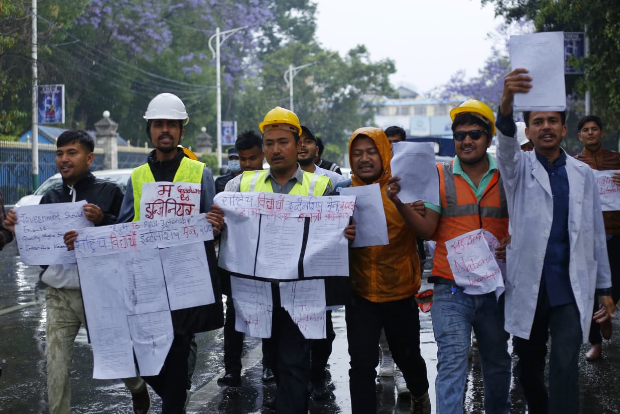 पेड इन्टर्नशिप माग गर्दै डाक्टर, इन्जिनियरको पोशाकमा प्रदर्शन