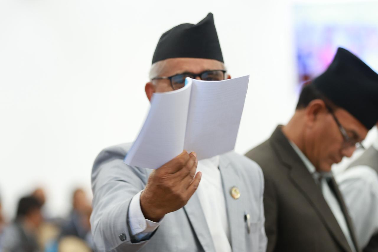 विपक्षी सांसदले सभामुखलाई नियमावलीको खाली पेज देखाएपछि…