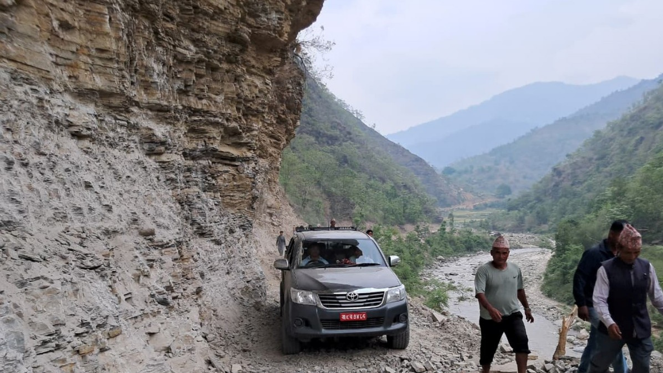 चर्चित घर्तीभिरको एउटा चट्टान फुटाउँदा साढे १७ किमी यात्रा छोटियो