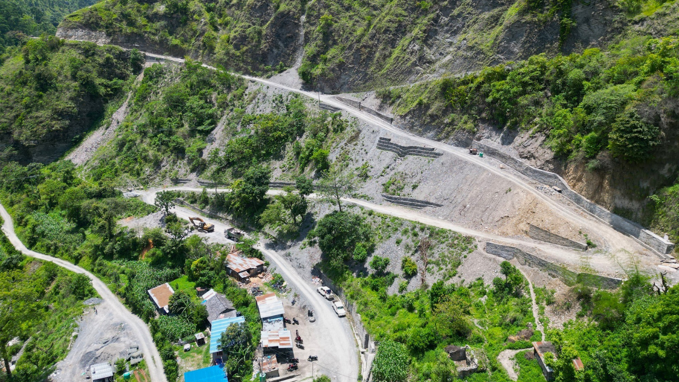 ट्र्याक खुलेको १८ वर्षपछि स्तरोन्नति भयो दरवाङ-फूलबारी सडक
