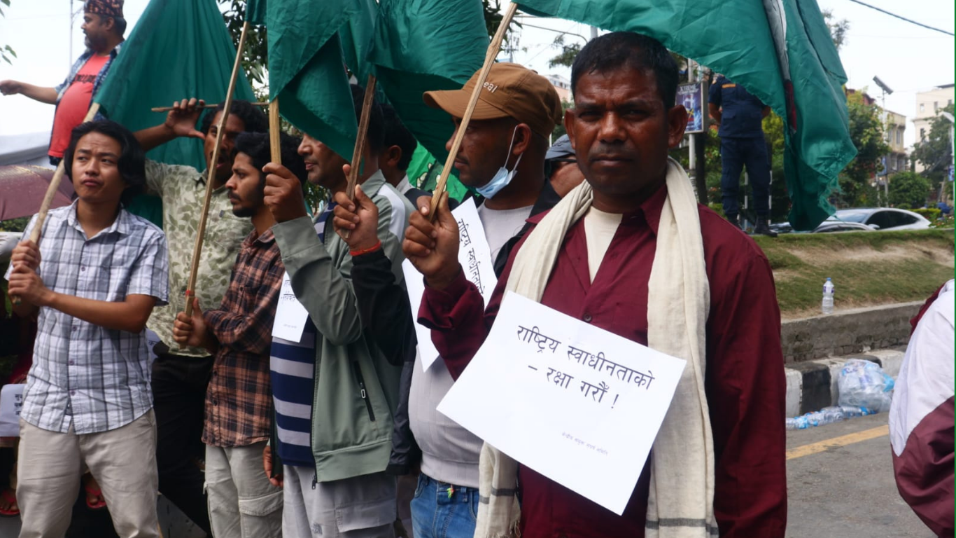 होल्डिङ सेन्टर नहटाउन माग राख्दै सुकुम्बासी प्रदर्शनमा, वैकल्पिक बसोबासको माग