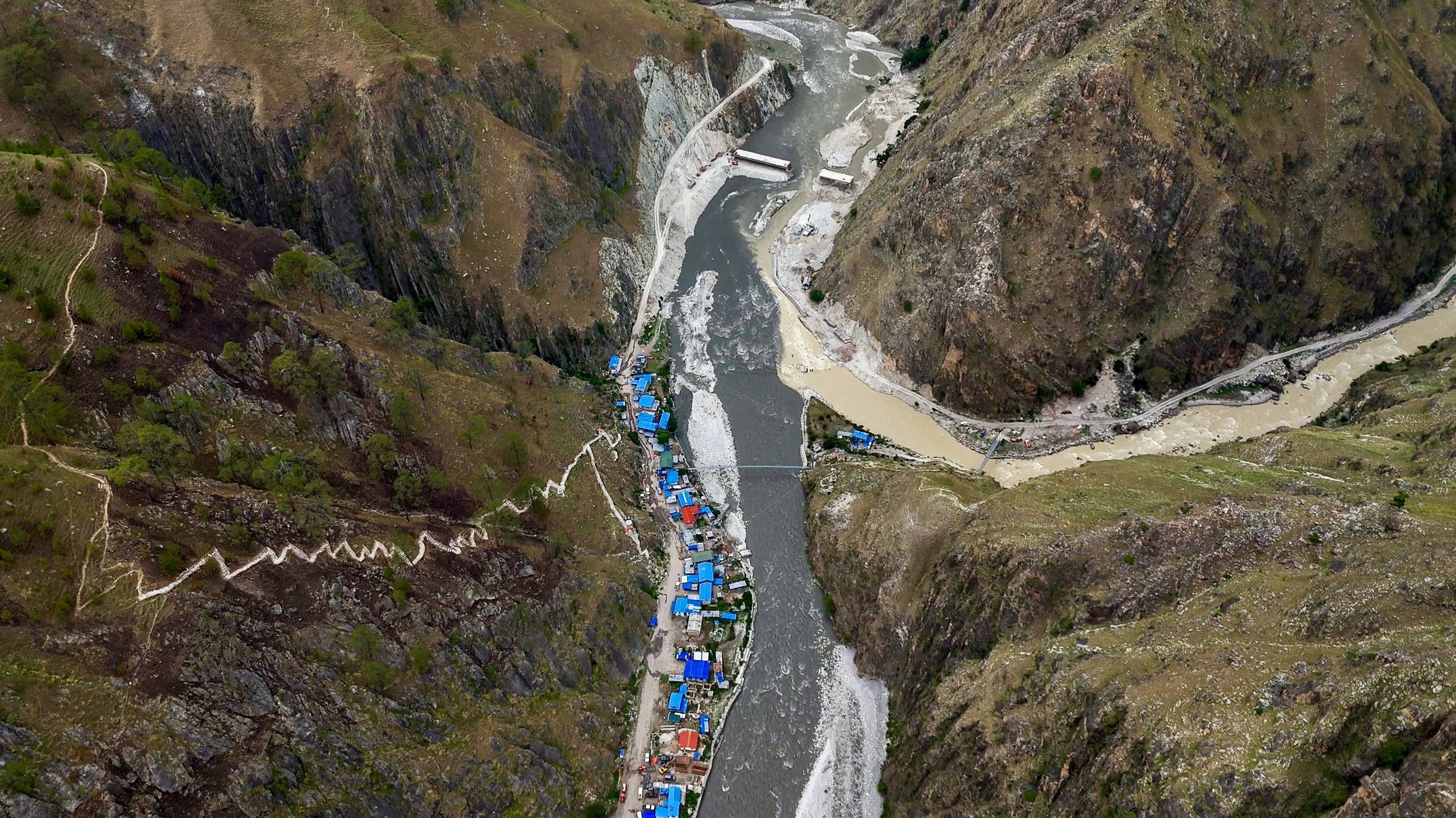 तस्बिरमा हेर्नुुस् डोल्पामा १०६ मेगावाटको जगदुल्ला जलविद्युत् आयोजनाको मुख्य सुरुङ निर्माण क्षेत्र