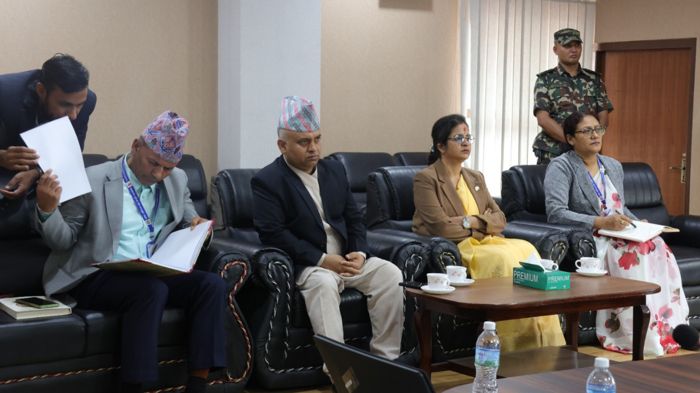 कम्पनी रजिष्ट्रार कार्यालयमा उद्योगमन्त्रीको छड्के, डिजिटल सेवाको प्रभावकारिता बढाउन निर्देशन