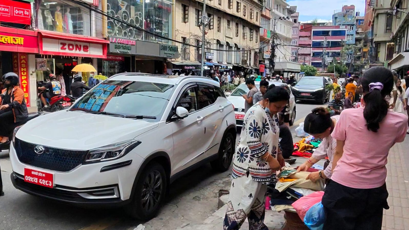 नगर प्रहरीको उपस्थिति घटेपछि न्युरोडको फुटपाथमा फेरि बढ्यो अतिक्रमण