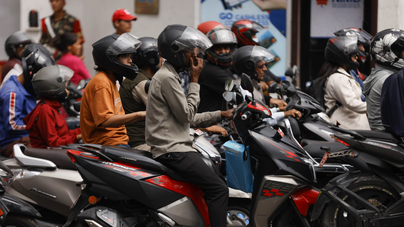 आयल निगमले मूल्य घटाएपछि निजी पेट्रोल पम्प बन्द, सेना र प्रहरीका पम्पमा उपभोक्ताको भीड
