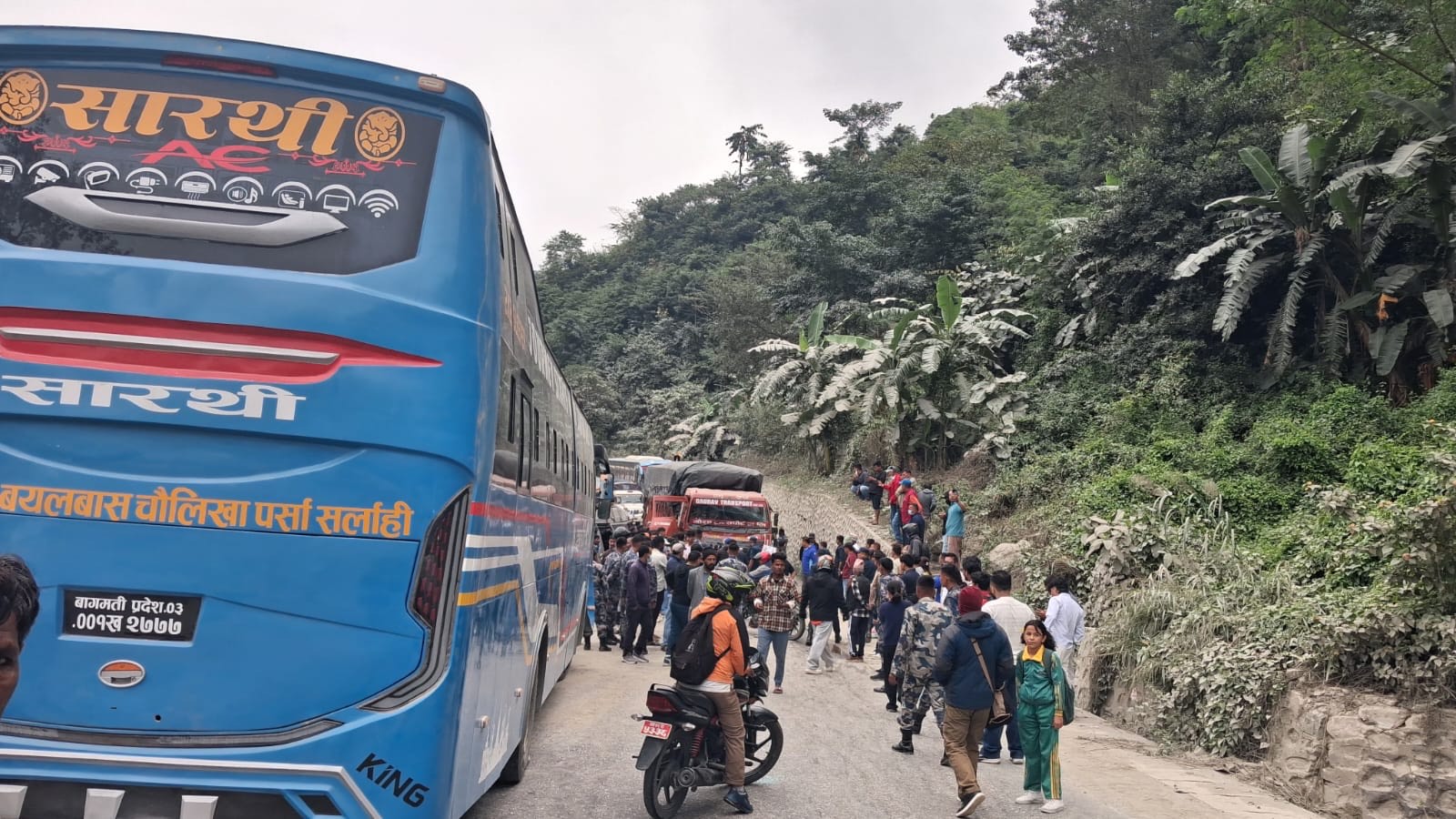 चितवनको धारापानीमा बस, माइक्रो र ट्रक ठोक्किए, १० जना घाइते
