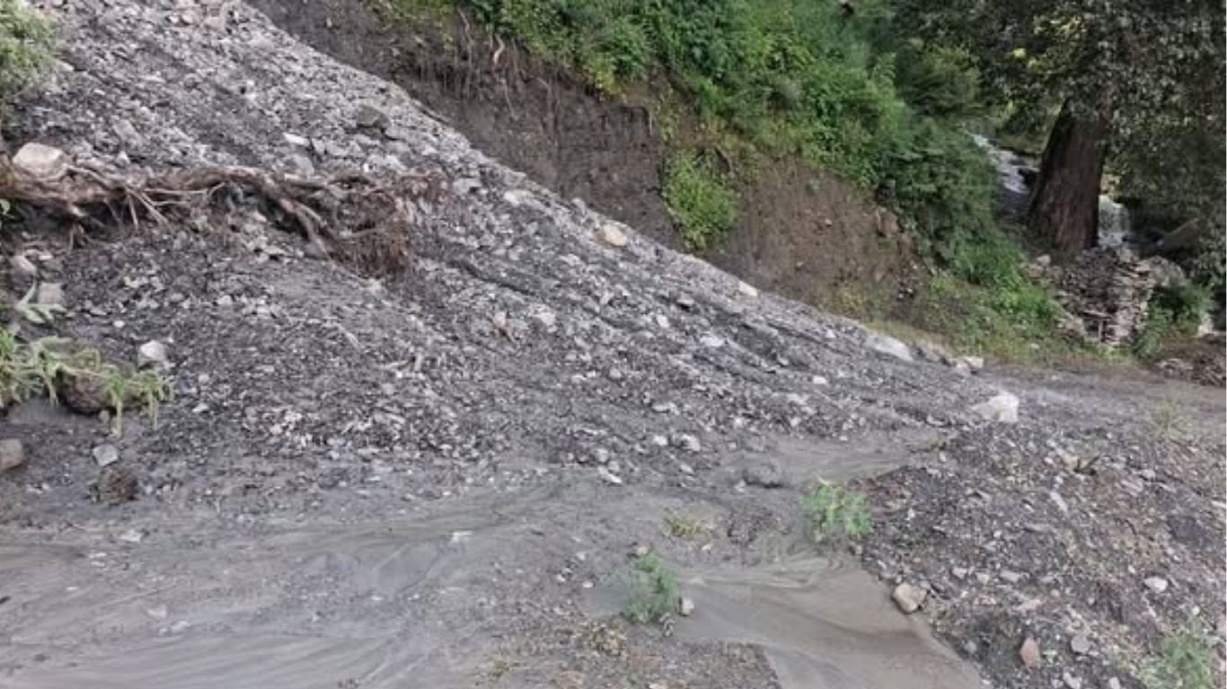 अविरल वर्षाले हुम्लाका मुख्य तथा ग्रामीण सडक अवरुद्ध, ७० भन्दा बढी स्थानमा पहिरो