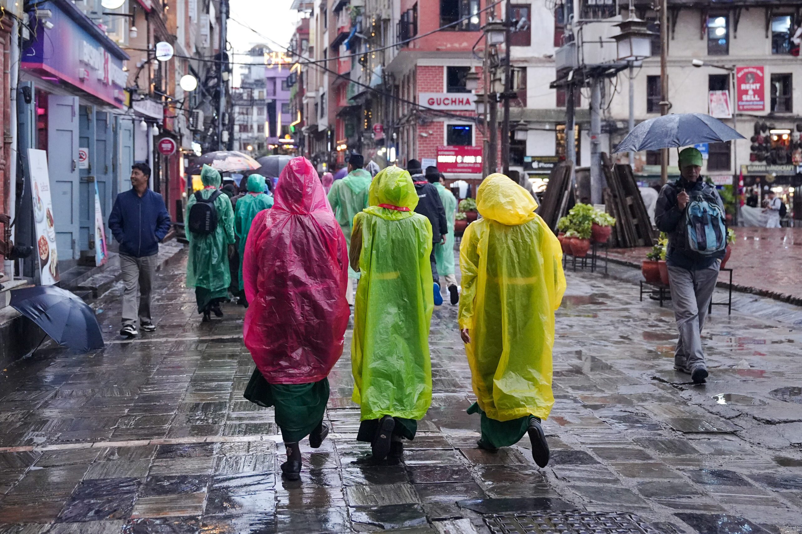 अर्नब चक्रवातको प्रभाव : काठमाडौं उपत्यकामा दिनभर वर्षा, जनजीवन प्रभावित