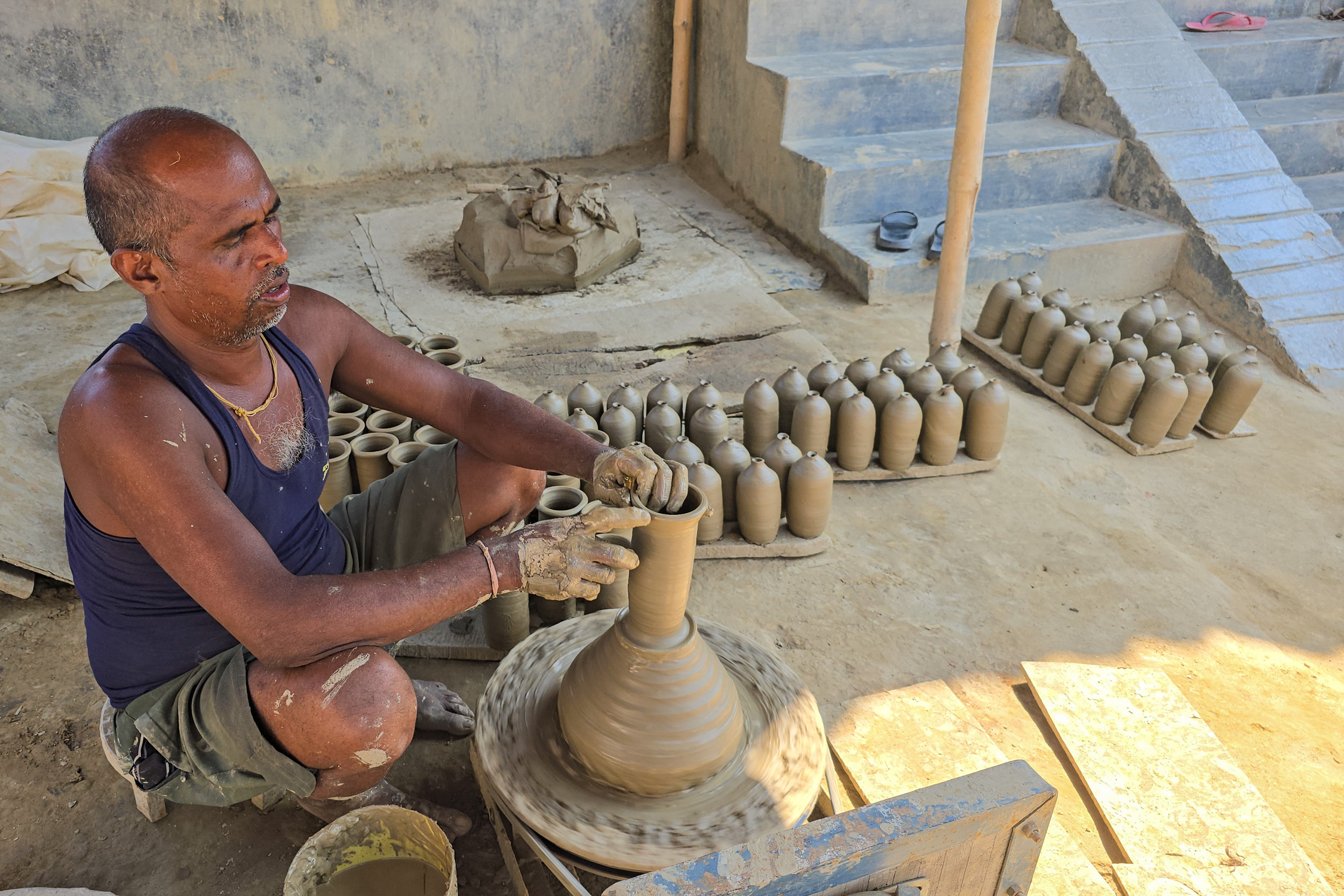 माटोसँग खेलेर बित्यो जीवन, आजकल पेसा संकटको चिन्ता (तस्बिर)
