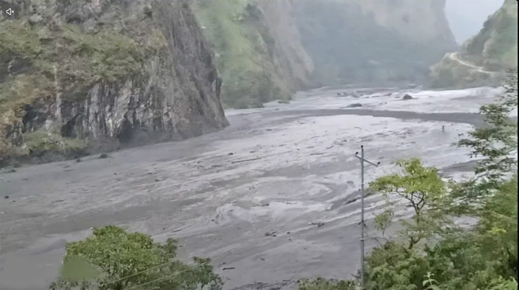 वर्षा नभए पनि पहिरोले नदी थुनिएको प्रारम्भिक अनुमान, बाढीमा फसेका ३६ जनाको उद्धार